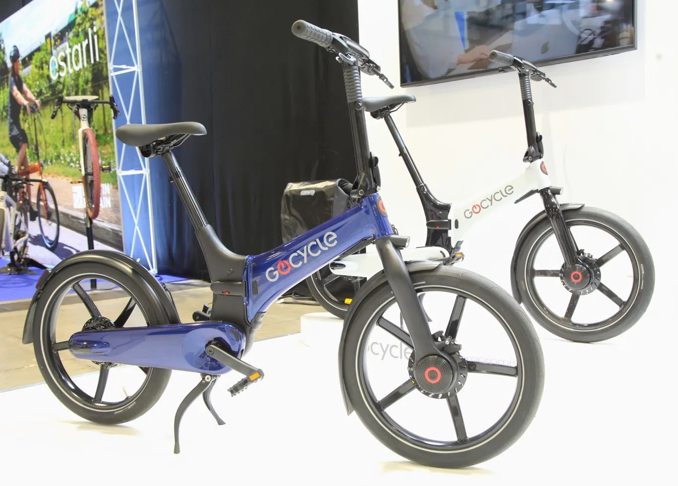 Gocycle G5 bleu et blanc exposés côte à côte